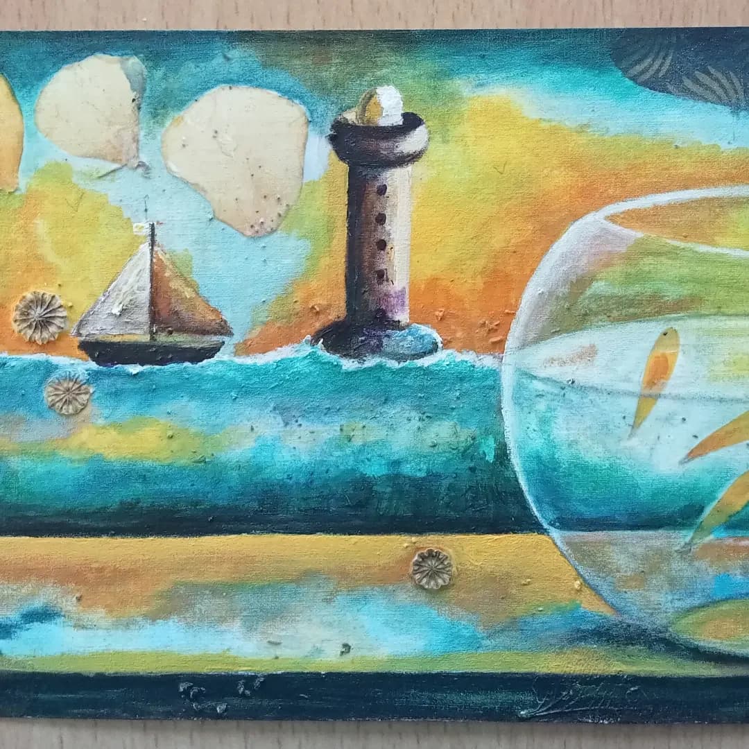 Peinture mixte sur papier avec voilier, phare, bocal à poisson rouge et collages de pétales aux tons bleu et jaune.