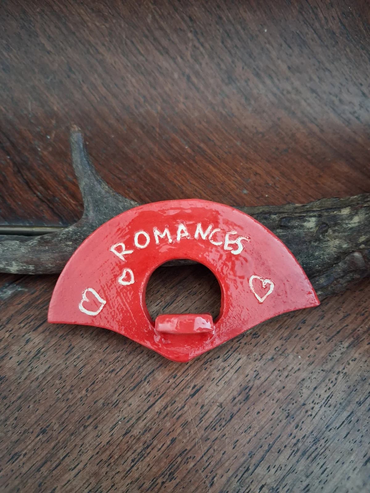 Porte-page rouge émaillé avec inscription Romances et cœurs blancs