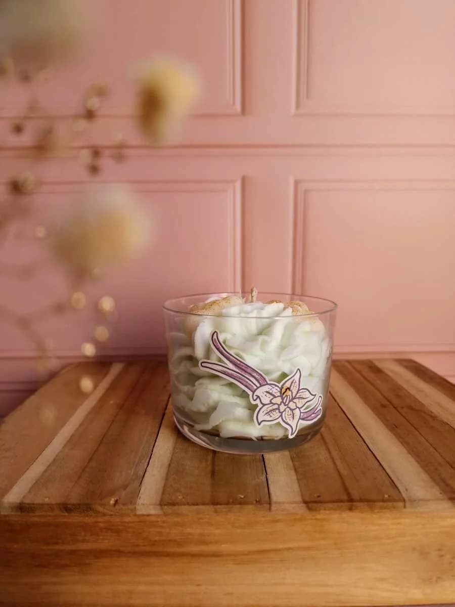 Bougie artisanale en verre avec cire chantilly blanche et motif de fleur de vanille.